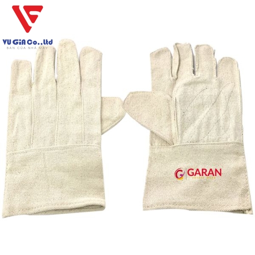 Thick, well-sewn and roomy canvas gloves, used to protect hands when loading and unloading goods, mechanics, and welders.