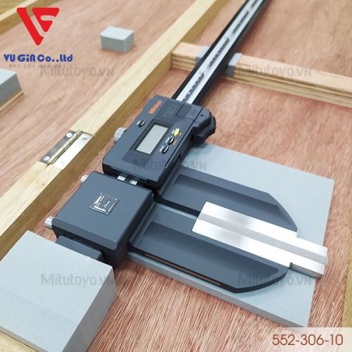 Mitutoyo 552-306-10 electronic carbon caliper (0-2000mm)
