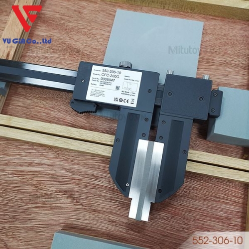 Mitutoyo 552-306-10 electronic carbon caliper (0-2000mm)